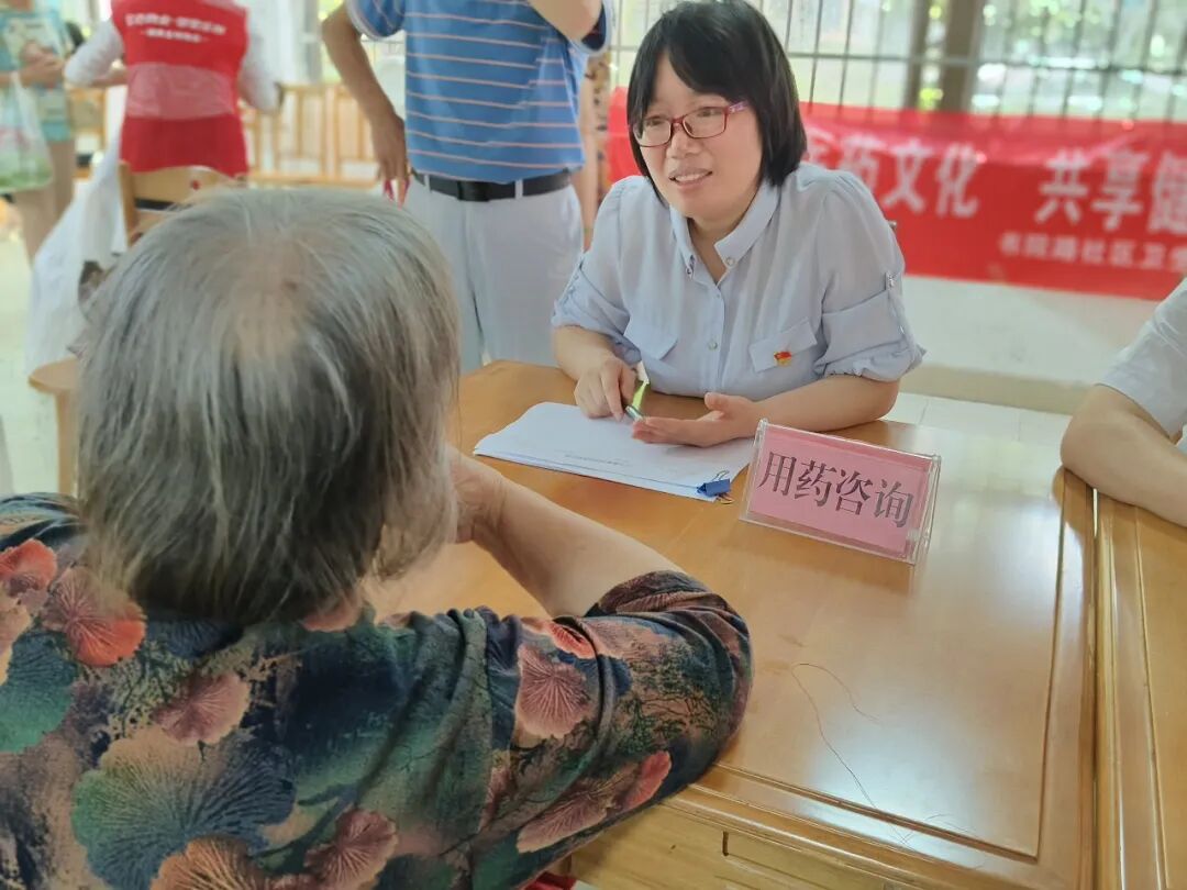【为民办实事】用药问题“面对面”解答！药师团队进社区守护银龄用药安全