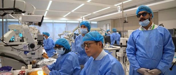 中国方案·世界共享——赵平院长的光明之路与爱尔眼科的 25 载医教研征程