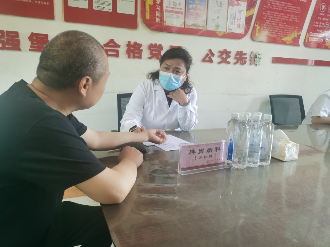 岐黄仁术进车队,公交职工有“医”靠——西安市中医医院为公交驾驶员把脉健康