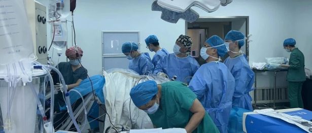 复杂病症不用奔波！总院专家驻院帮扶，二医院完成首例高难度腹腔镜手术