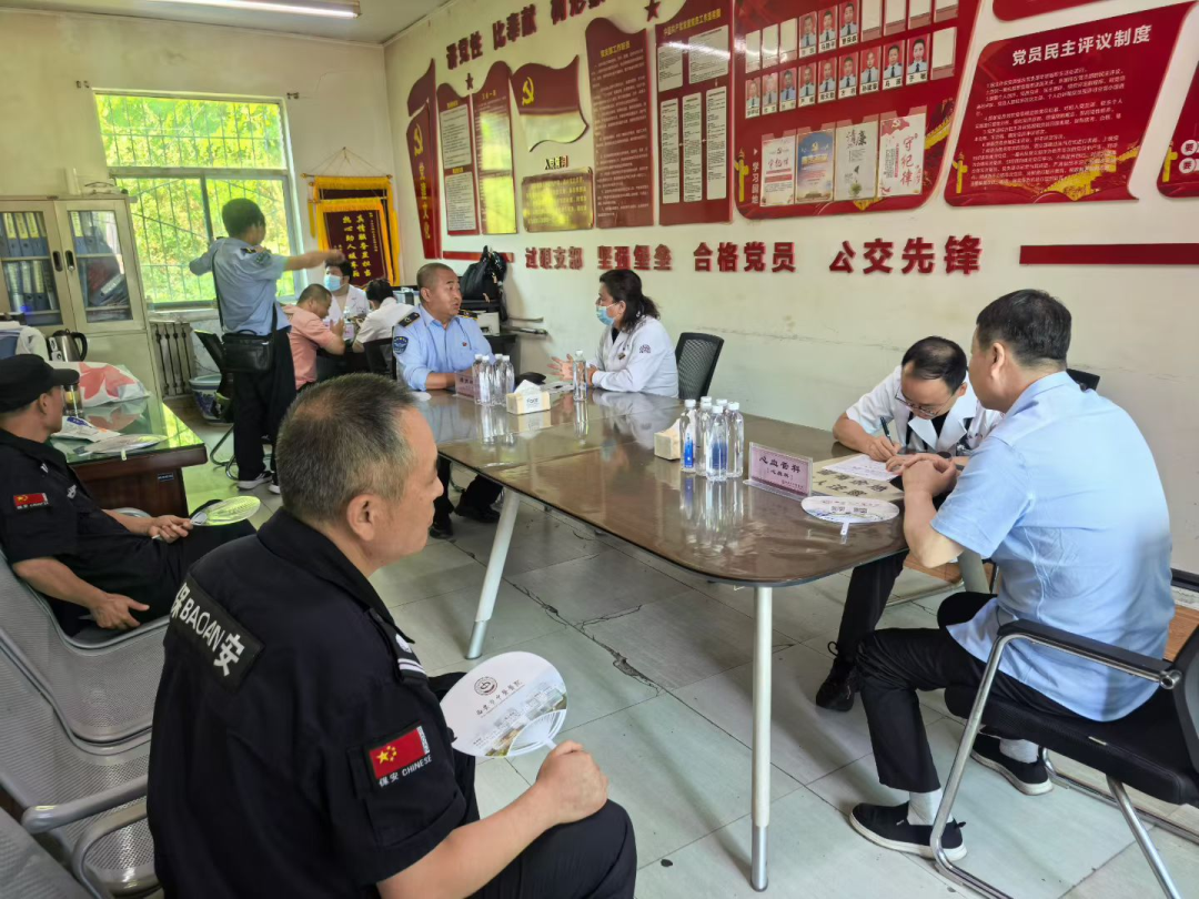 岐黄仁术进车队,公交职工有“医”靠——西安市中医医院为公交驾驶员把脉健康