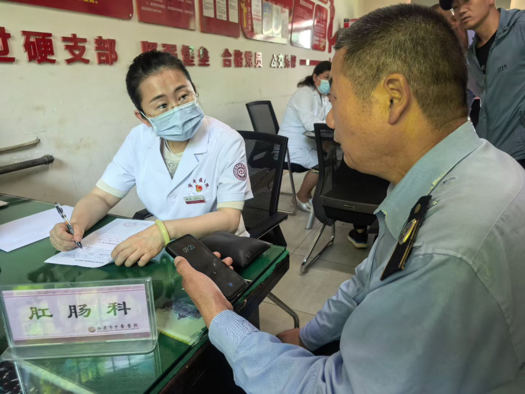 岐黄仁术进车队,公交职工有“医”靠——西安市中医医院为公交驾驶员把脉健康