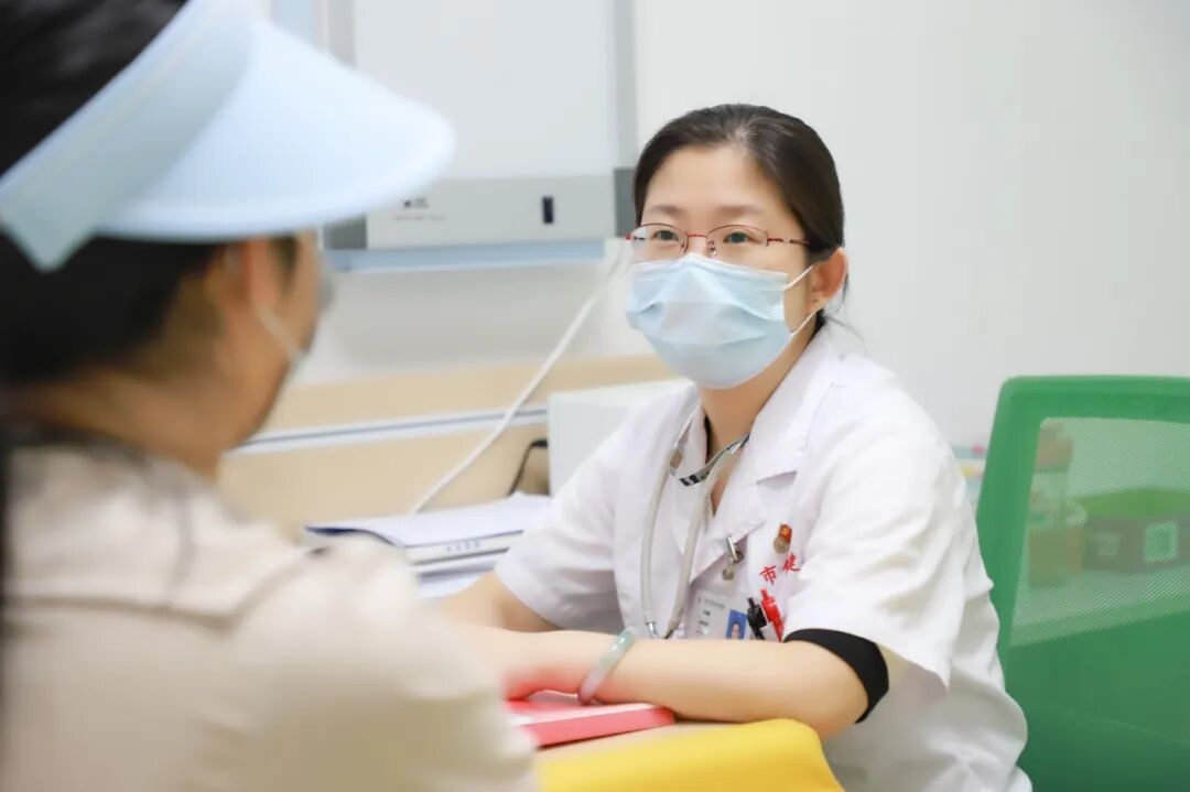 双肩挑使命，一颗心护童→
