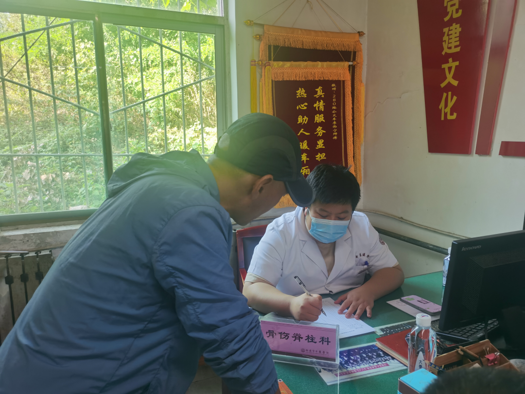 岐黄仁术进车队,公交职工有“医”靠——西安市中医医院为公交驾驶员把脉健康