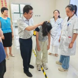 我院运动医学科开展脊柱侧弯疑难病例研讨活动