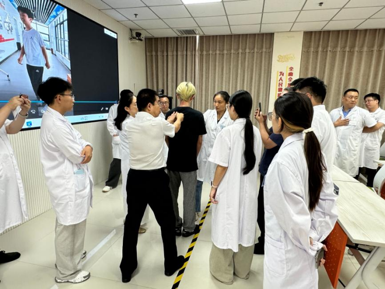 我院运动医学科开展脊柱侧弯疑难病例研讨活动