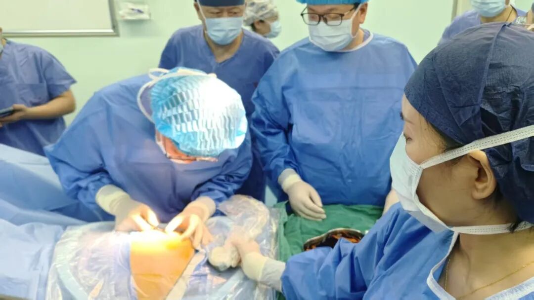 西北首例!穿过孕肚微创干预,逆转24周胎儿生死危局