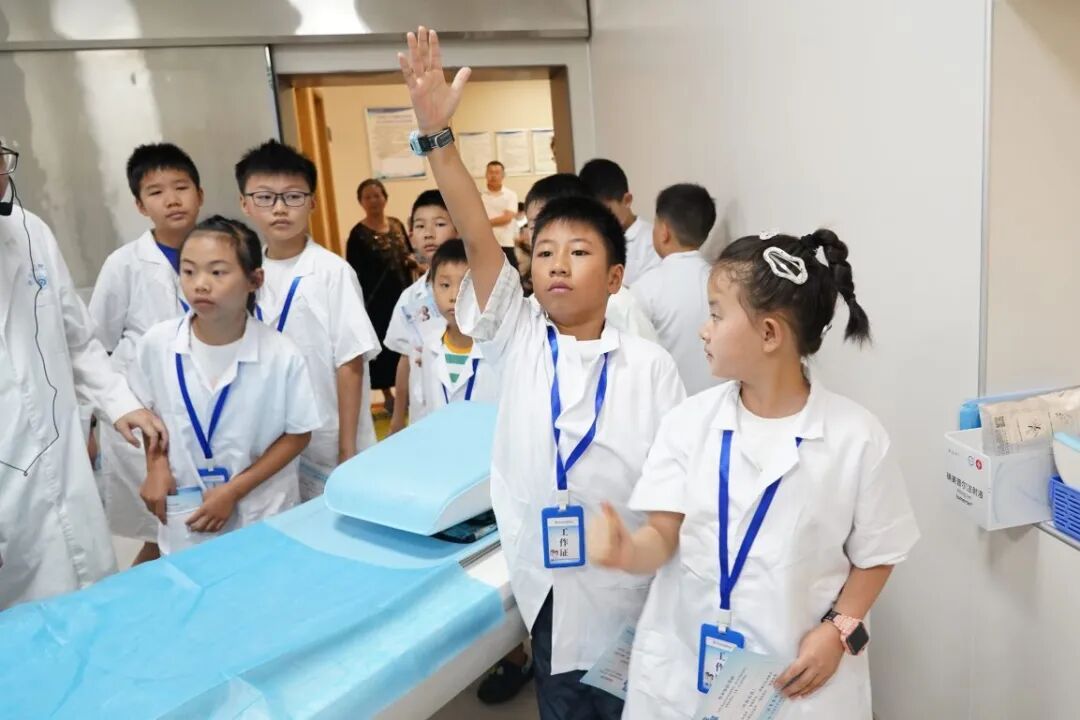萌娃变身小医生!新希望 × 四川蓝生脑科医院“小医生”研学活动圆满收官