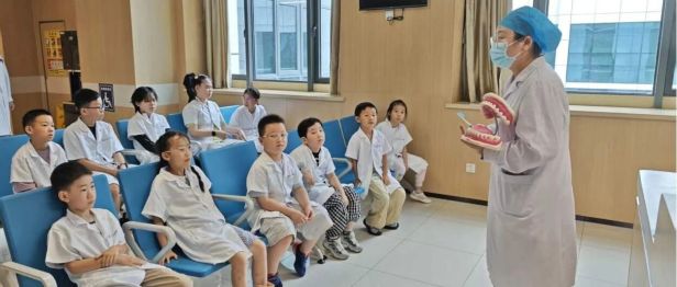 萌娃变身小小牙医｜沉浸式探秘口腔世界，守护灿烂童真笑容
