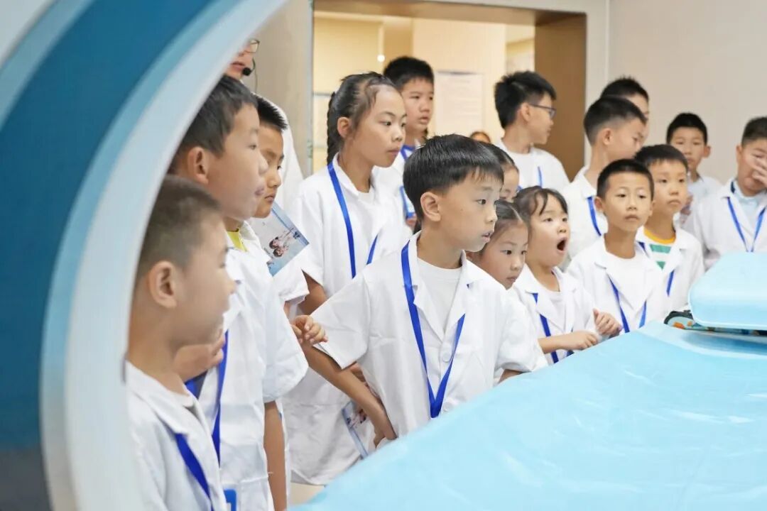 萌娃变身小医生!新希望 × 四川蓝生脑科医院“小医生”研学活动圆满收官