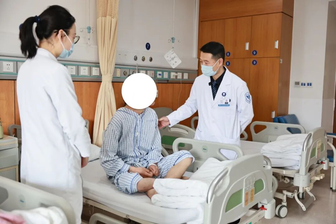 死亡率极高的脑疝危象！深夜急诊开颅鏖战 3 小时，多学科接力把老人从鬼门关拉回