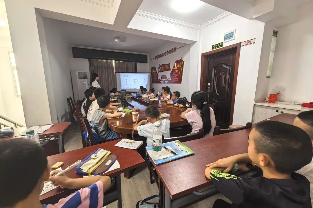 别把“好动”当顽皮！我院阳逻院区儿童康复科团队进社区带家长“看懂”孩子的大脑