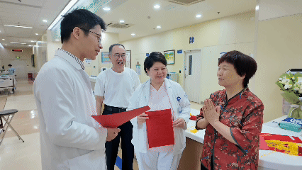 死亡率极高的脑疝危象！深夜急诊开颅鏖战 3 小时，多学科接力把老人从鬼门关拉回