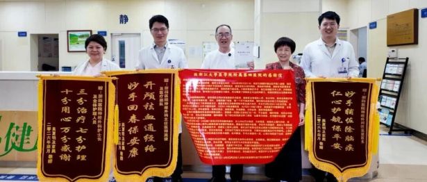 死亡率极高的脑疝危象！深夜急诊开颅鏖战 3 小时，多学科接力把老人从鬼门关拉回