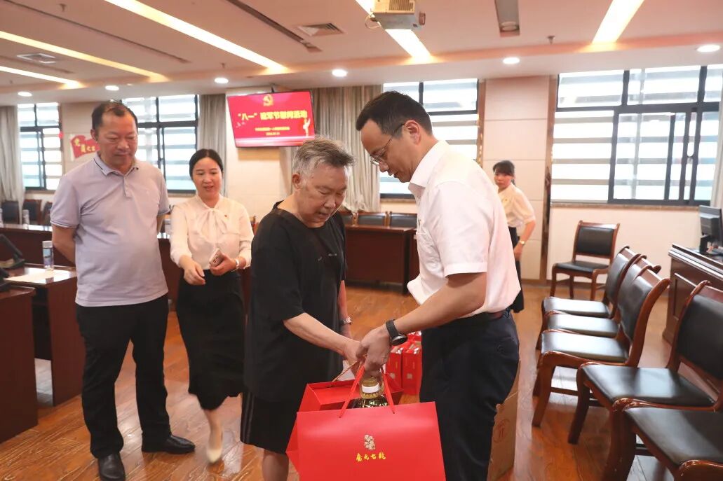 情暖八一 致敬最可爱的人 | 金堂县第一人民医院开展“八一”建军节慰问活动
