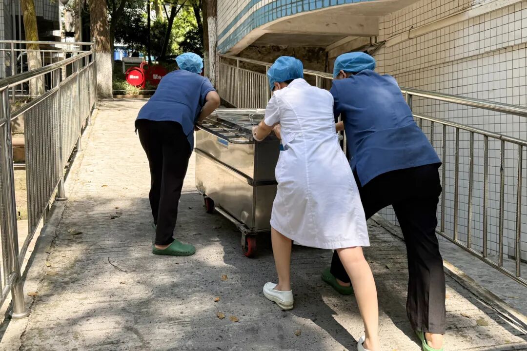 【人医故事】合江高温，他们却在“桑拿房”里为生命“站岗”