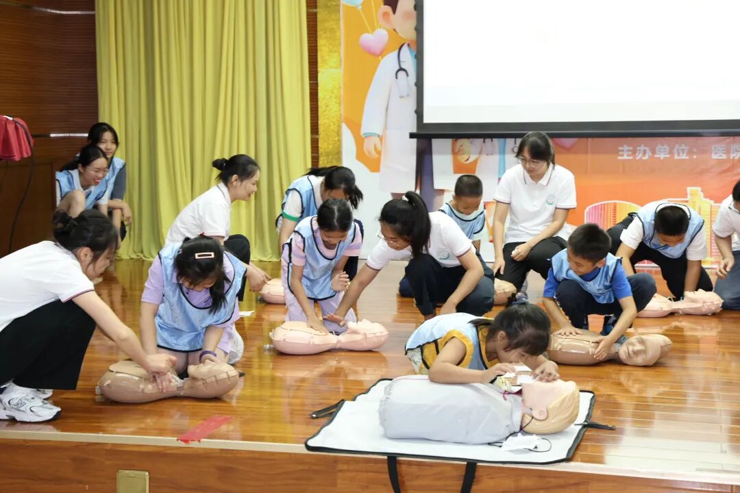 萌娃变身一日“小医生” | 2026年职工子女暑假医院体验日活动圆满完成