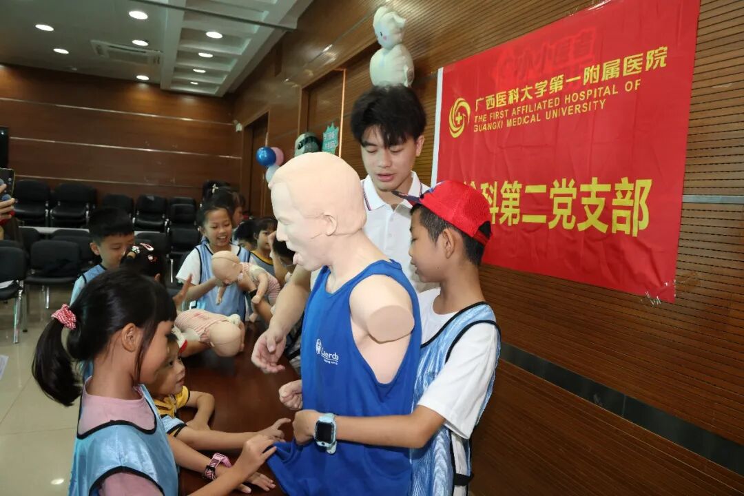 萌娃变身一日“小医生” | 2026年职工子女暑假医院体验日活动圆满完成