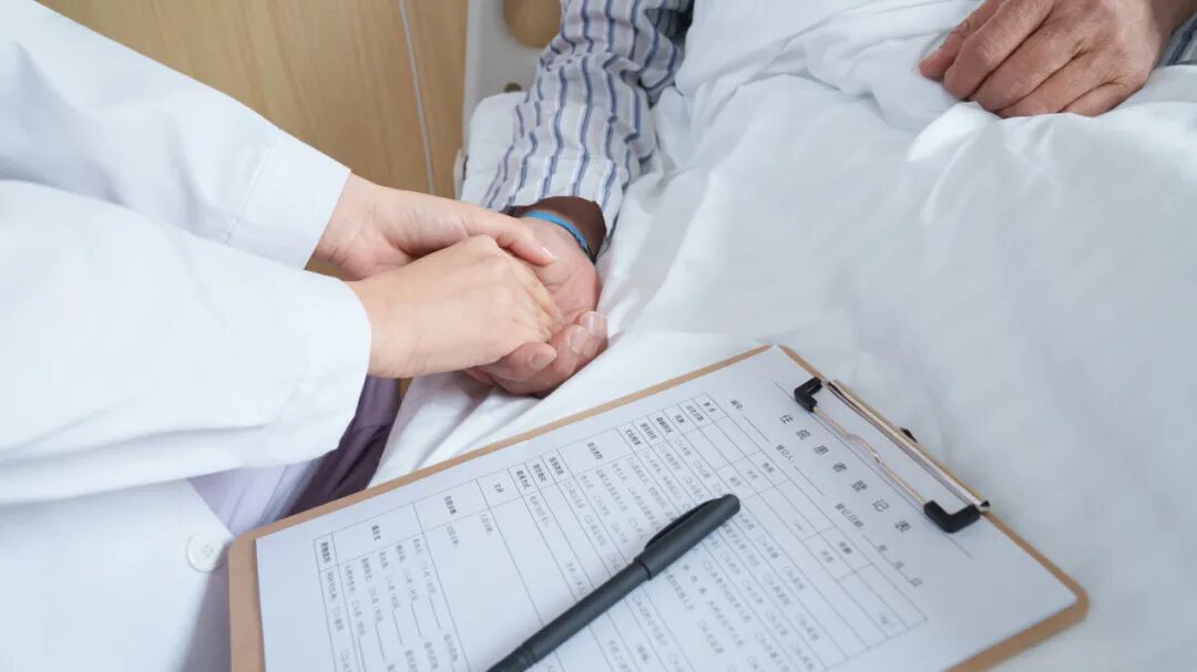 杭州大伯腹胀痛两天,肚子里竟在悄悄“开闸放血”?社区和医院联手救治,抢回一条命!