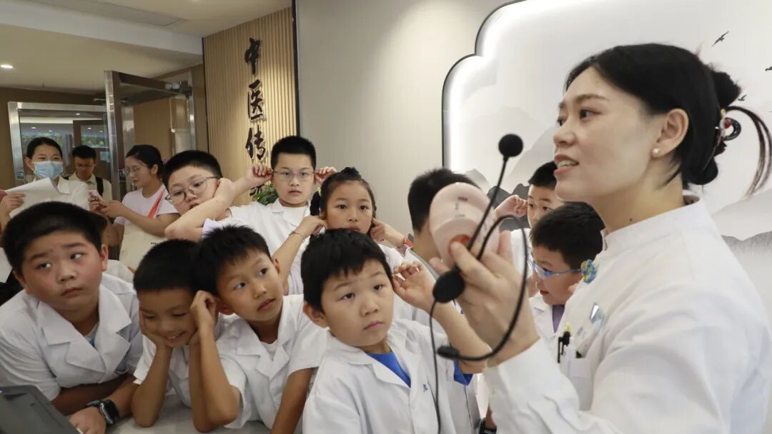 解职工后顾之忧，筑多彩暑期时光——湖北省第三人民医院2026年职工子女暑期爱心托管班结业仪式圆满举行