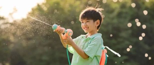 别等开学度数加深才后悔！暑假带娃做好这4件“护眼小事”