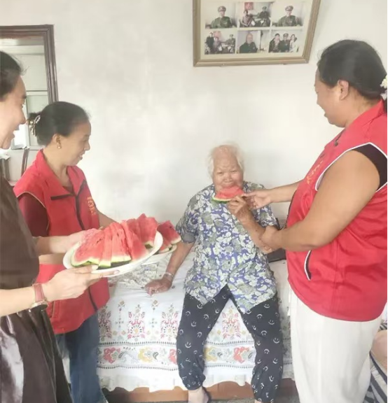 情暖八一守初心 温情慰问抗战老兵遗属侯庆印老人