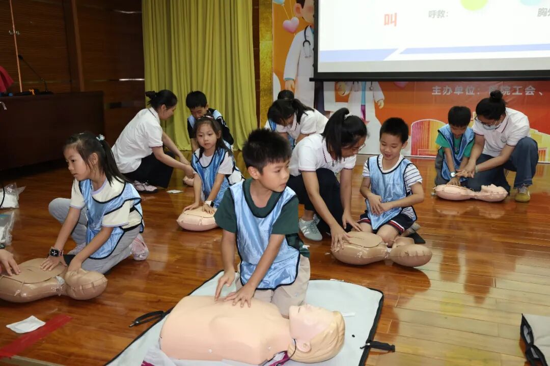 萌娃变身一日“小医生” | 2026年职工子女暑假医院体验日活动圆满完成