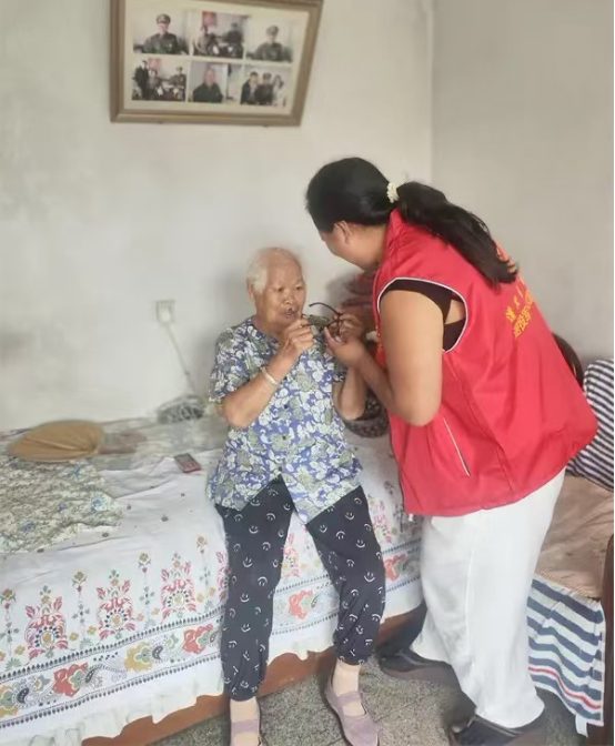 情暖八一守初心 温情慰问抗战老兵遗属侯庆印老人