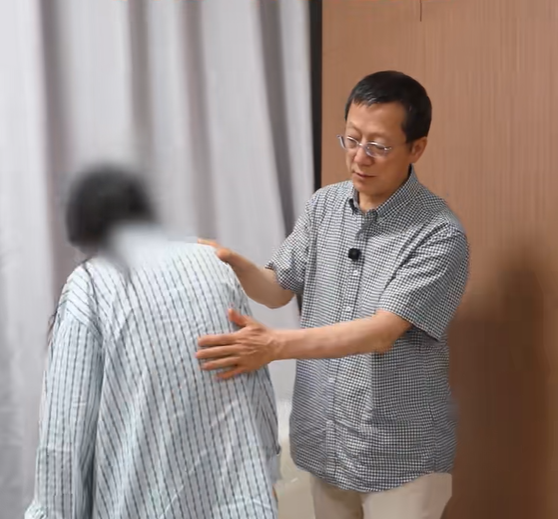 「驼背」17 年,一台手术改变人生
