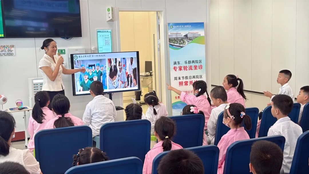 变身小小眼科医生，守护清晰“视”界——我院开展儿童眼科职业体验科普活动