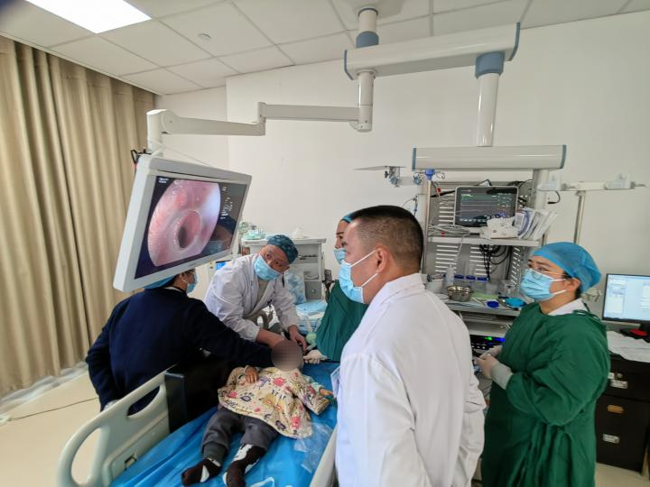 支医手记丨1岁婴儿食道卡币、中年酗酒男子消化道大出血……看顺德这位消化内科专家如何交出支医的“山海答卷”