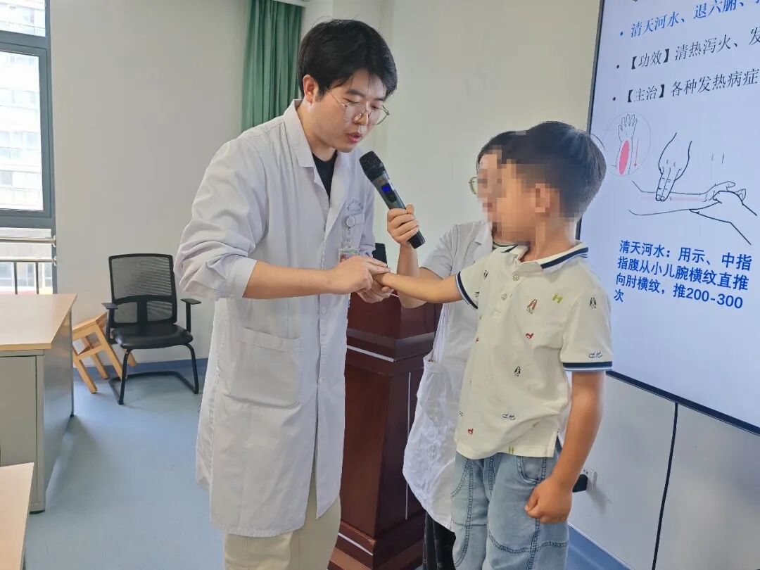 “敏宝”喂养有方，推拿“手”护健康——我院成功开展第十七期科普大讲堂活动