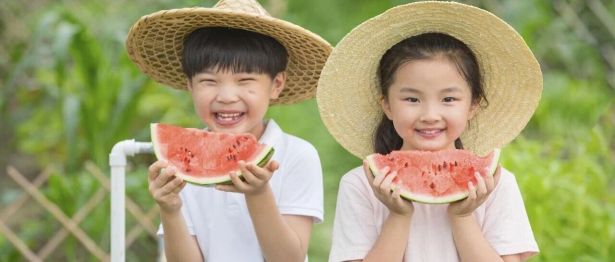 别让“小眼镜” 过早“盯上”孩子！小儿近视防控全攻略