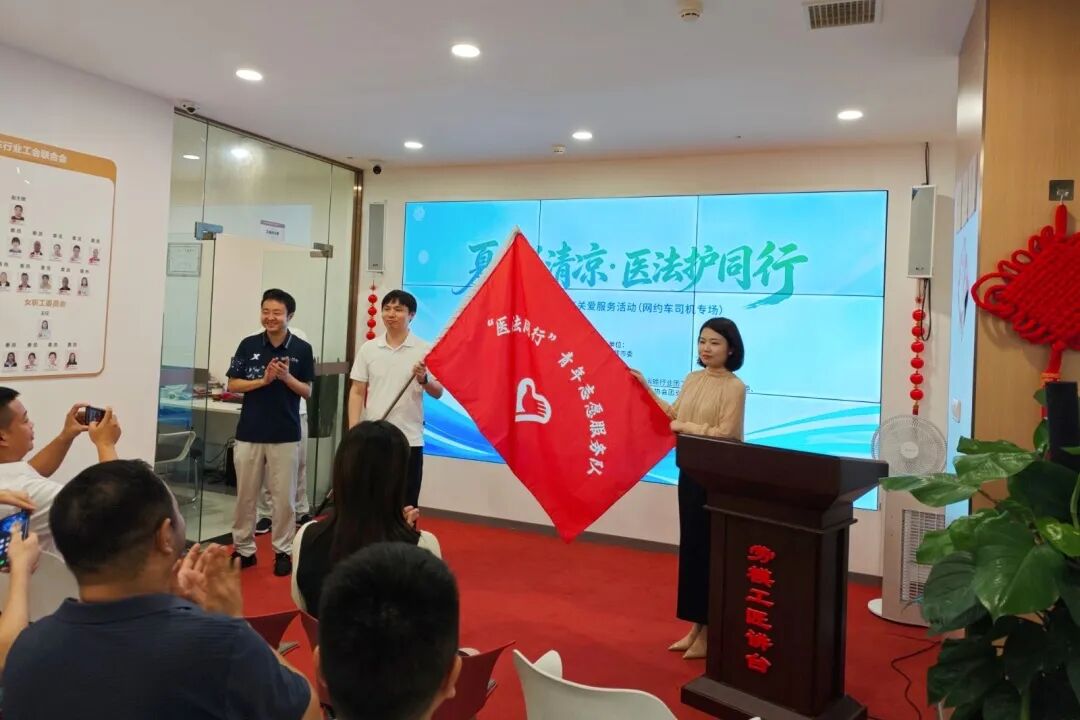 【68周年院庆】38℃的成都街头,我们把健康送到了户外工作者身边