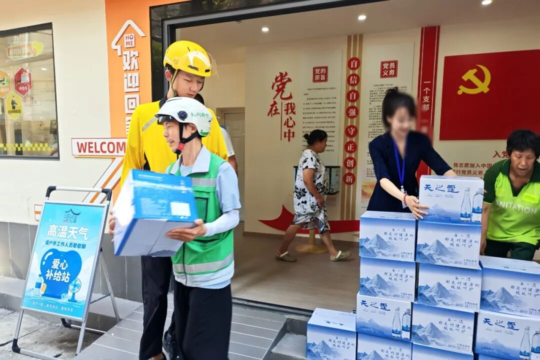 【68周年院庆】38℃的成都街头,我们把健康送到了户外工作者身边