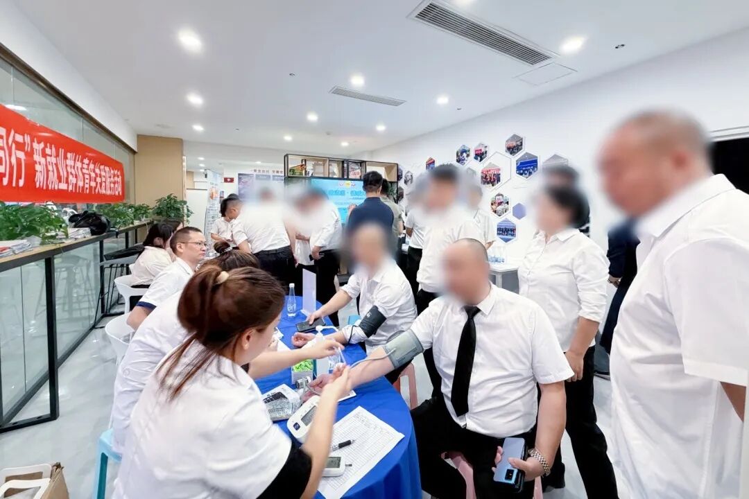 【68周年院庆】38℃的成都街头,我们把健康送到了户外工作者身边
