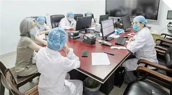 海边度假归来染上“怪病”,26岁小伙肺里多了个空洞!医生:别把它当小事,已愈发年轻化