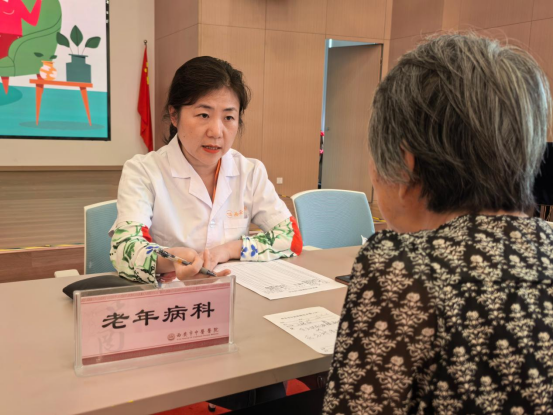 银龄守护·中医有爱——西安市中医医院赴西安康馨园开展公益义诊活动