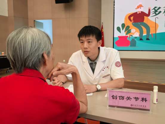 银龄守护·中医有爱——西安市中医医院赴西安康馨园开展公益义诊活动