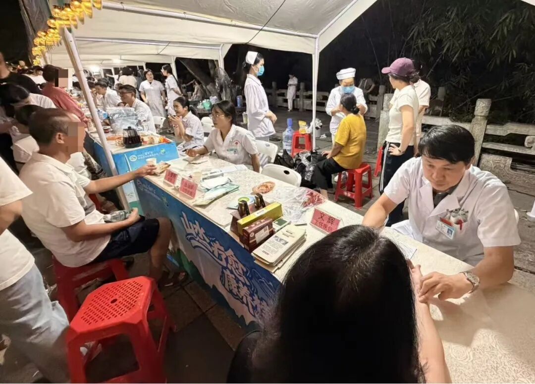 桂林医科大学第一附属医院多支部联合开展中医药夜市义诊活动