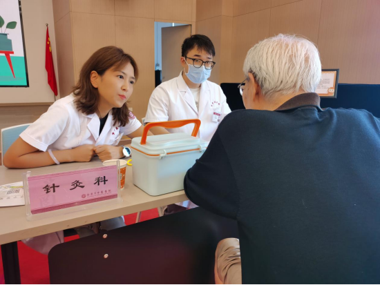 银龄守护·中医有爱——西安市中医医院赴西安康馨园开展公益义诊活动