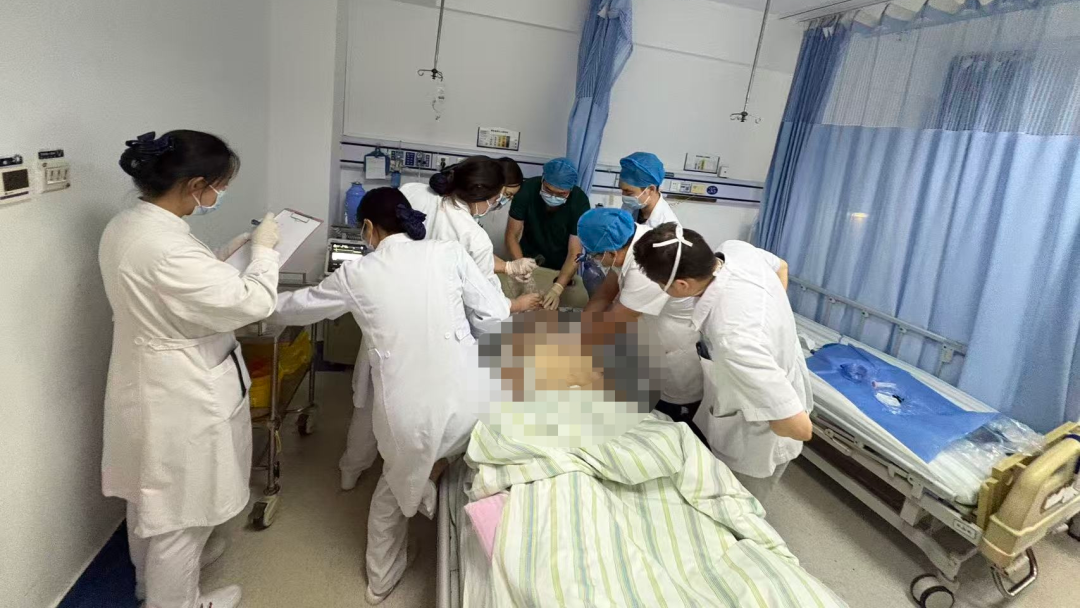 一场与死神抢人的接力赛：89岁爹爹病房心脏骤停，他们40分钟跑赢了！