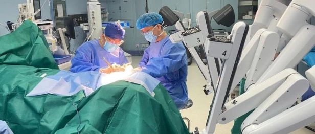 广西首台！广西医科大一附院成功实施机器人辅助下单孔双乳注射式隆乳剂取出术