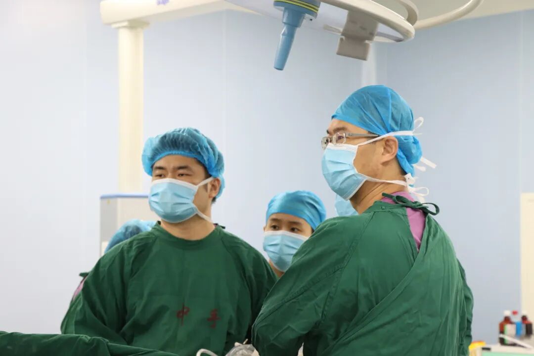 女子腹痛忍了十几年!谁知腹腔长满果冻样肿瘤