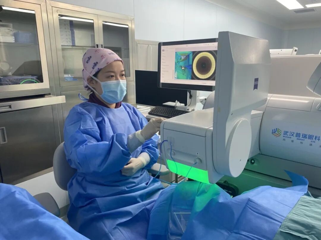 喜报| 武汉普瑞眼科医院沈政伟教授、关念副院长荣获SMILE pro散光矫正增强版全球认证专家