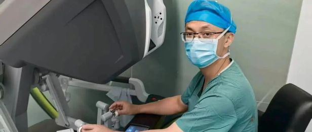 我院实施达芬奇机器人早期前列腺癌根治术，守护老年患者健康