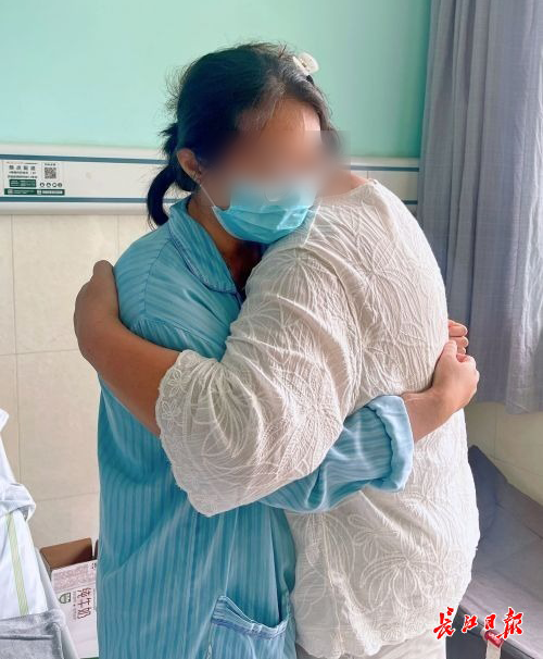 突破禁区完成跨血型肾移植,母女俩在中南医院相拥而泣