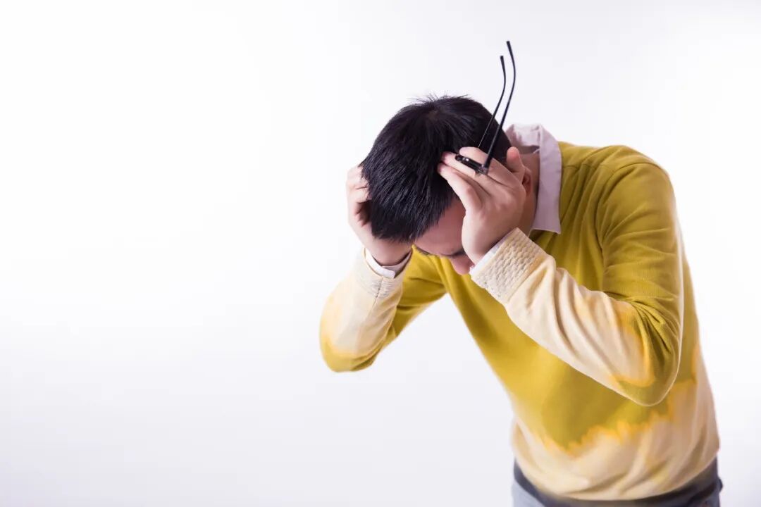 饭后一阵“晕碳”,30岁小伙直接被送进手术室!医生:经常头痛的人,一定得查!