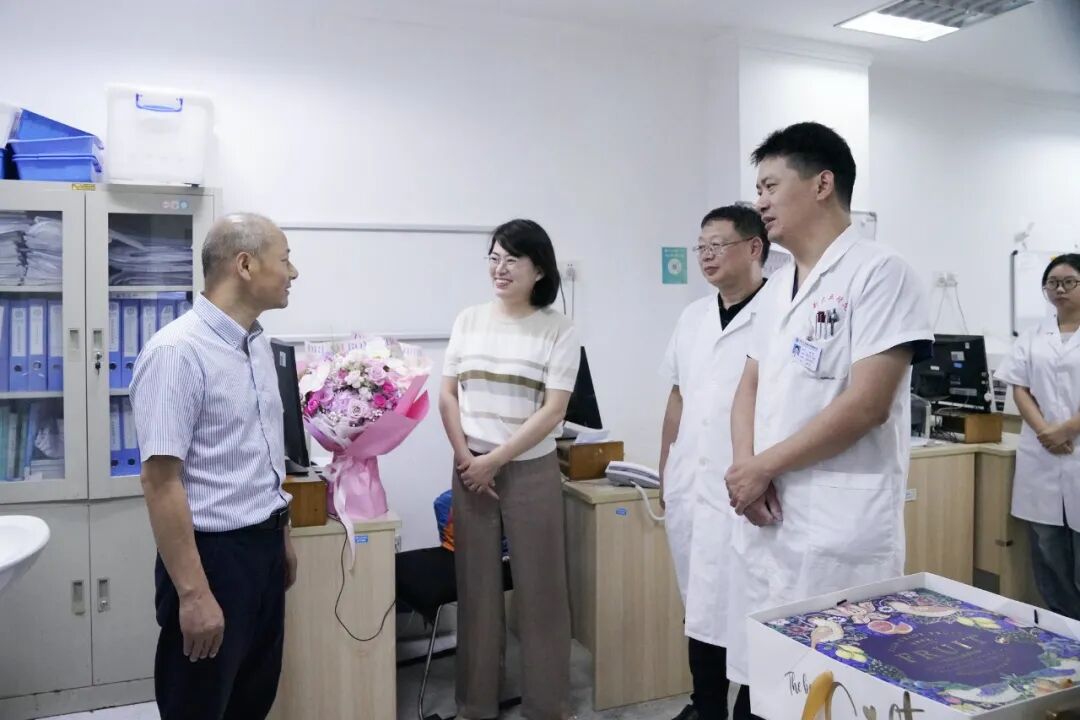 铸魂强基 德高技精︱郑州大学第五附属医院开展第九个中国医师节表彰慰问活动
