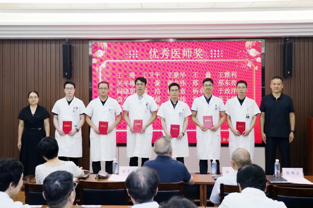 铸魂强基 德高技精︱郑州大学第五附属医院开展第九个中国医师节表彰慰问活动